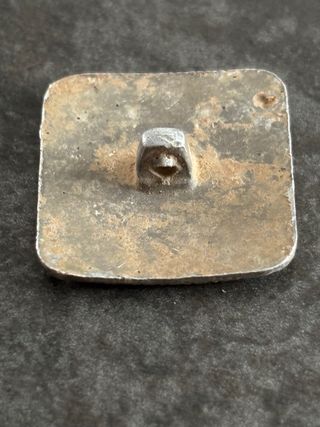 Bottone Antico Quadrato Decorato