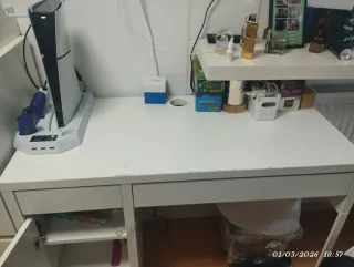 Escritorio blanco Ikea con dos cajones y armario
