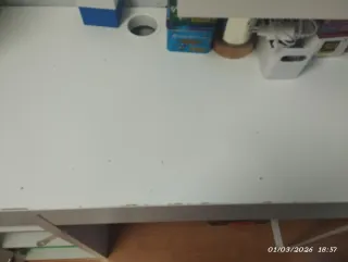 Escritorio blanco Ikea con dos cajones y armario