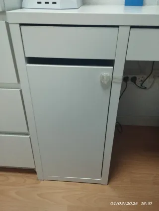 Escritorio blanco Ikea con dos cajones y armario