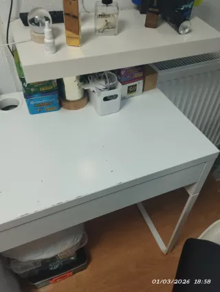 Escritorio blanco Ikea con dos cajones y armario
