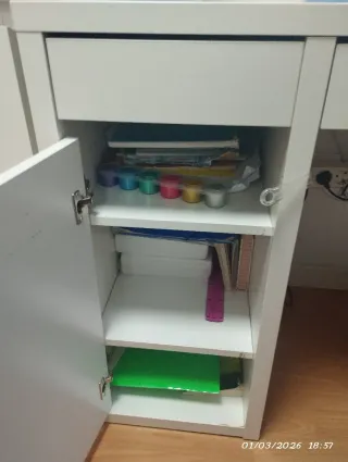 Escritorio blanco Ikea con dos cajones y armario