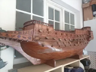 Barca in legno fatta a mano