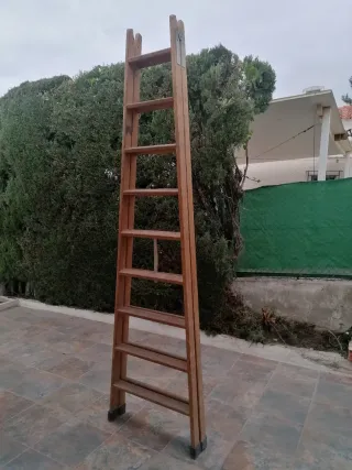 Escalera tijera 9 peldaños (230cm alto).