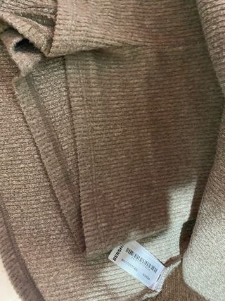 Conjunto de ropa beige y marrón