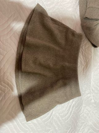 Conjunto de ropa beige y marrón