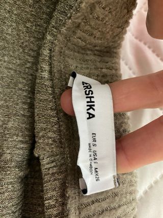 Conjunto de ropa beige y marrón