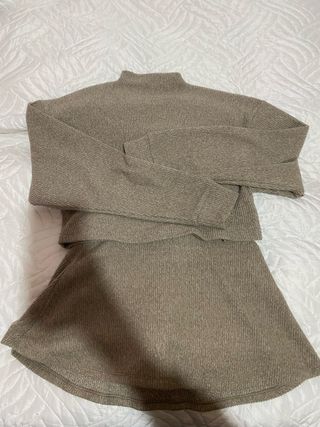 Conjunto de ropa beige y marrón