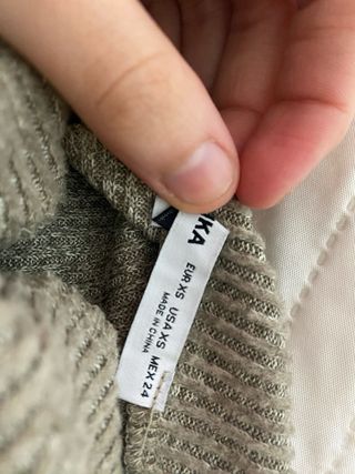 Conjunto de ropa beige y marrón