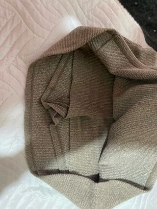 Conjunto de ropa beige y marrón