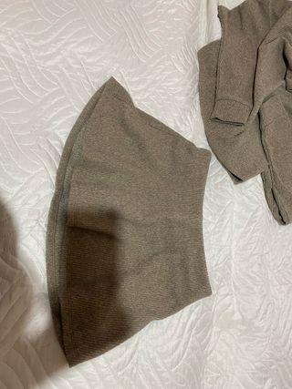 Conjunto de ropa beige y marrón