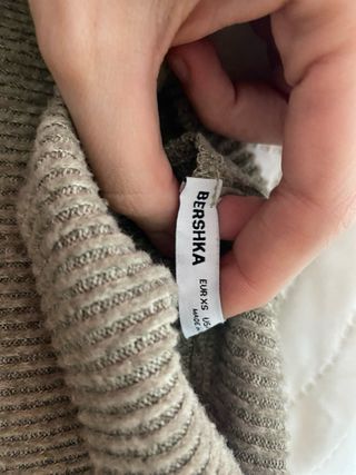 Conjunto de ropa beige y marrón