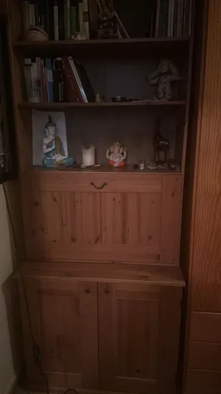 Estantería de madera con compartimentos