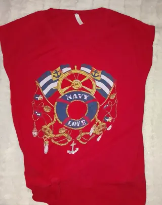 Camiseta roja con nudo y estampado náutico