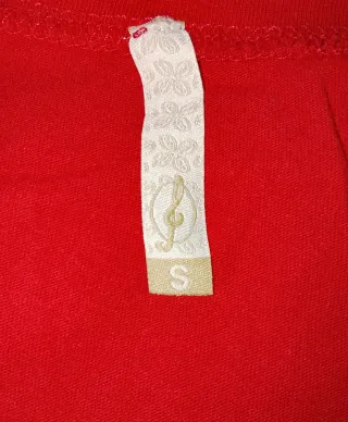 Camiseta roja con nudo y estampado náutico