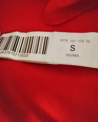 Camiseta roja con nudo y estampado náutico