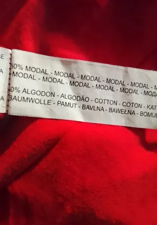 Camiseta roja con nudo y estampado náutico