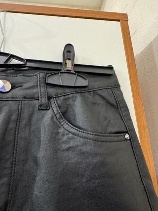 Pantaloni neri effetto pelle