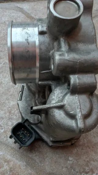 Caja Mariposa Opel Corsa 55562270