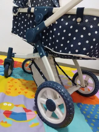 Carrito de muñecas azul con lunares blancos