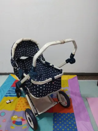 Carrito de muñecas azul con lunares blancos