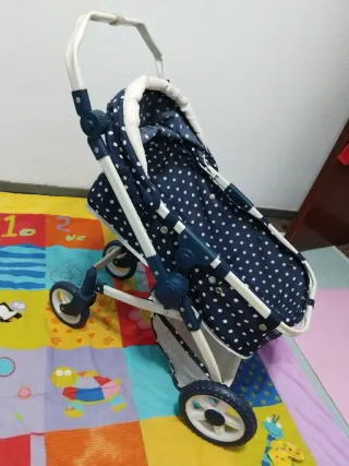 Carrito de muñecas azul con lunares blancos