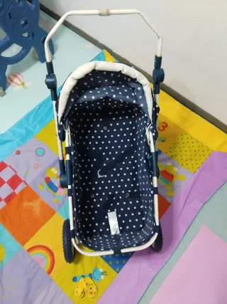 Carrito de muñecas azul con lunares blancos