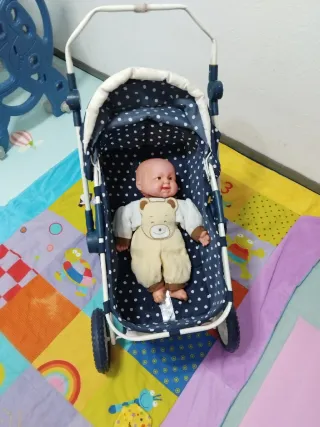 Carrito de muñecas azul con lunares blancos