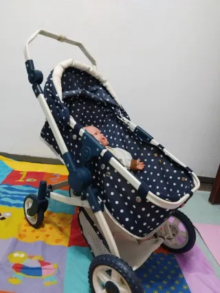 Carrito de muñecas azul con lunares blancos