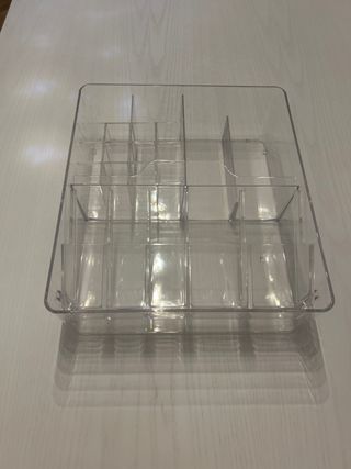 Organizador IKEA transparente.
