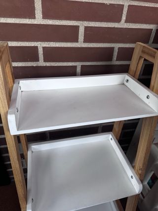 Estantería de madera y blanca