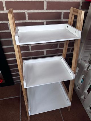 Estantería de madera y blanca