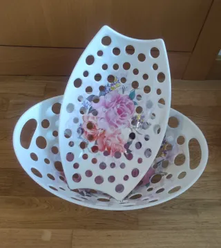 Frutero blanco con flores