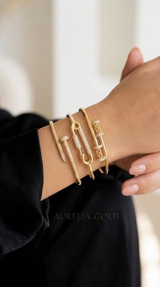 Pulseras doradas con diamantes