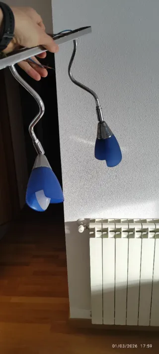 Lámpara de techo azul y plateada