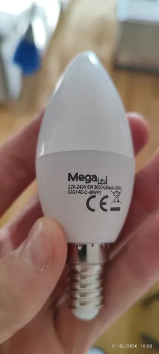 Lámpara de techo azul y plateada