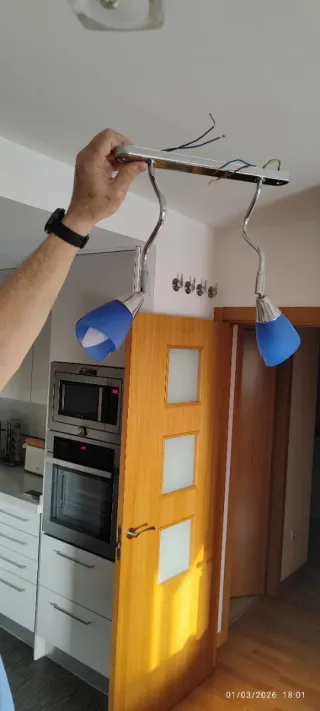 Lámpara de techo azul y plateada