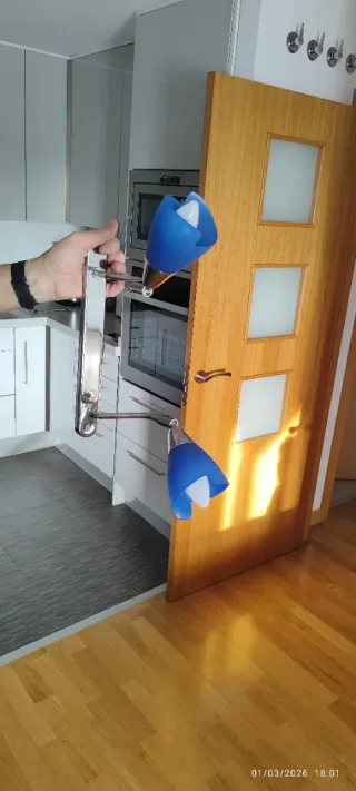 Lámpara de techo azul y plateada