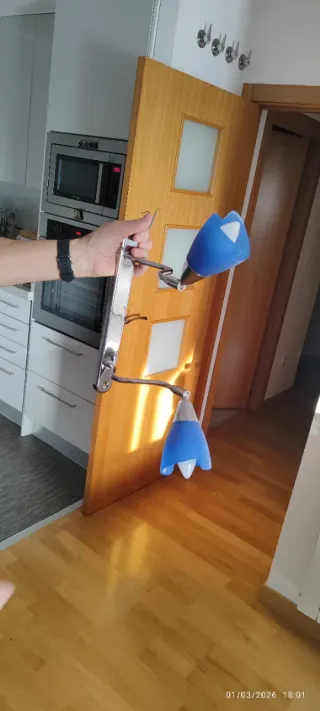 Lámpara de techo azul y plateada