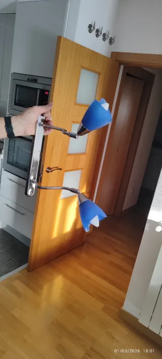 Lámpara de techo azul y plateada