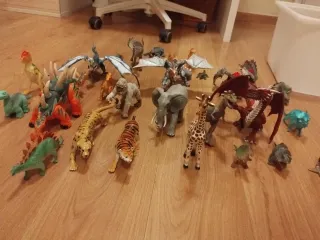 Lote de más de 27 Figuras Dinosaurios y Animales