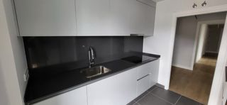 Cocina moderna con electrodomésticos integrados