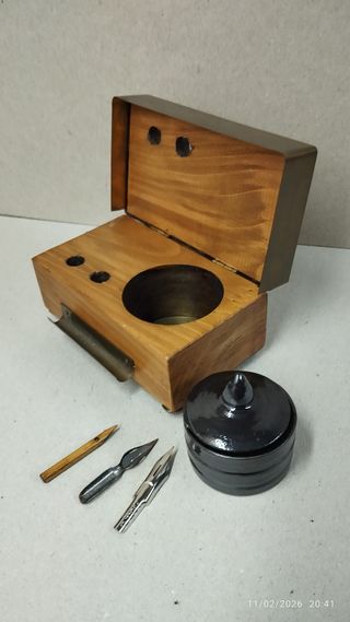 Tintero in legno e ottone con 3 penne stilografiche