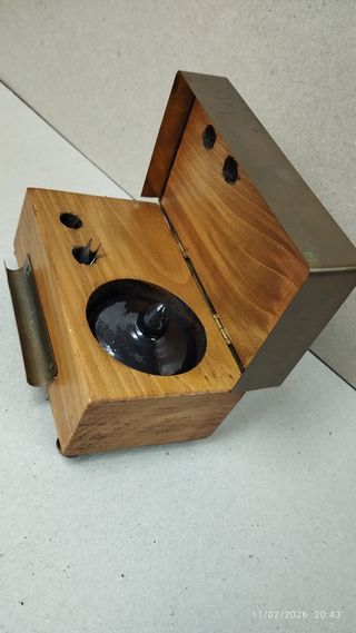 Tintero in legno e ottone con 3 penne stilografiche