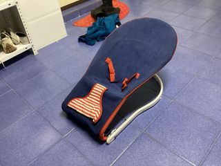 Balancín para bebés azul, blanco, rojo y gris