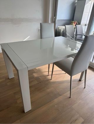 Mesa extensible y 6 sillas