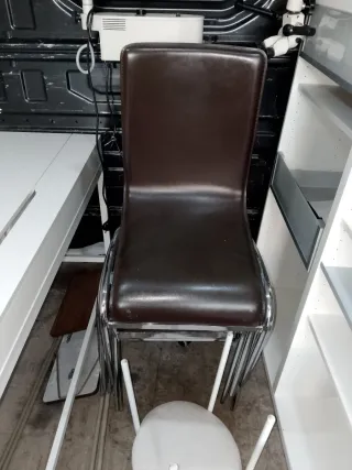 5€ la unidad. Sillas Piel Marrón y Metal