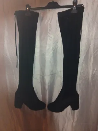 Botas altas de terciopelo negras