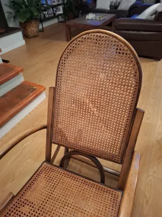 Mecedora antigua de madera y mimbre