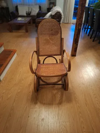 Mecedora antigua de madera y mimbre